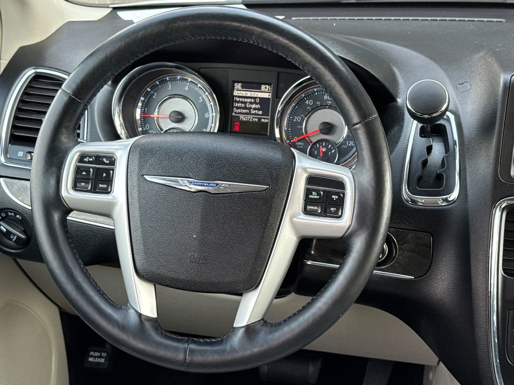Used 2015 Chrysler Town & Country Touring-L w/ Driver Convenience Group image 13