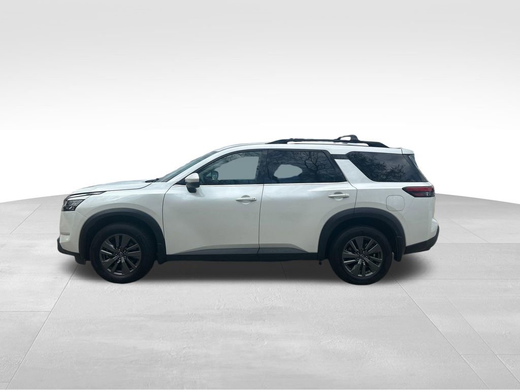Used 2022 Nissan Pathfinder SV image 2