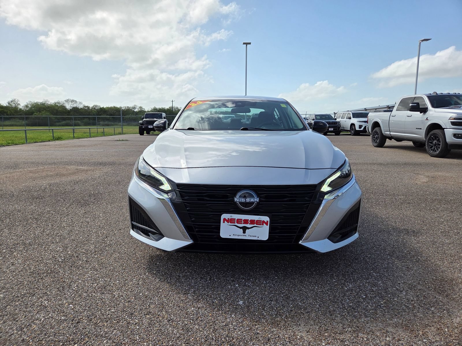 Used 2024 Nissan Altima 2.5 SV FWD image 2