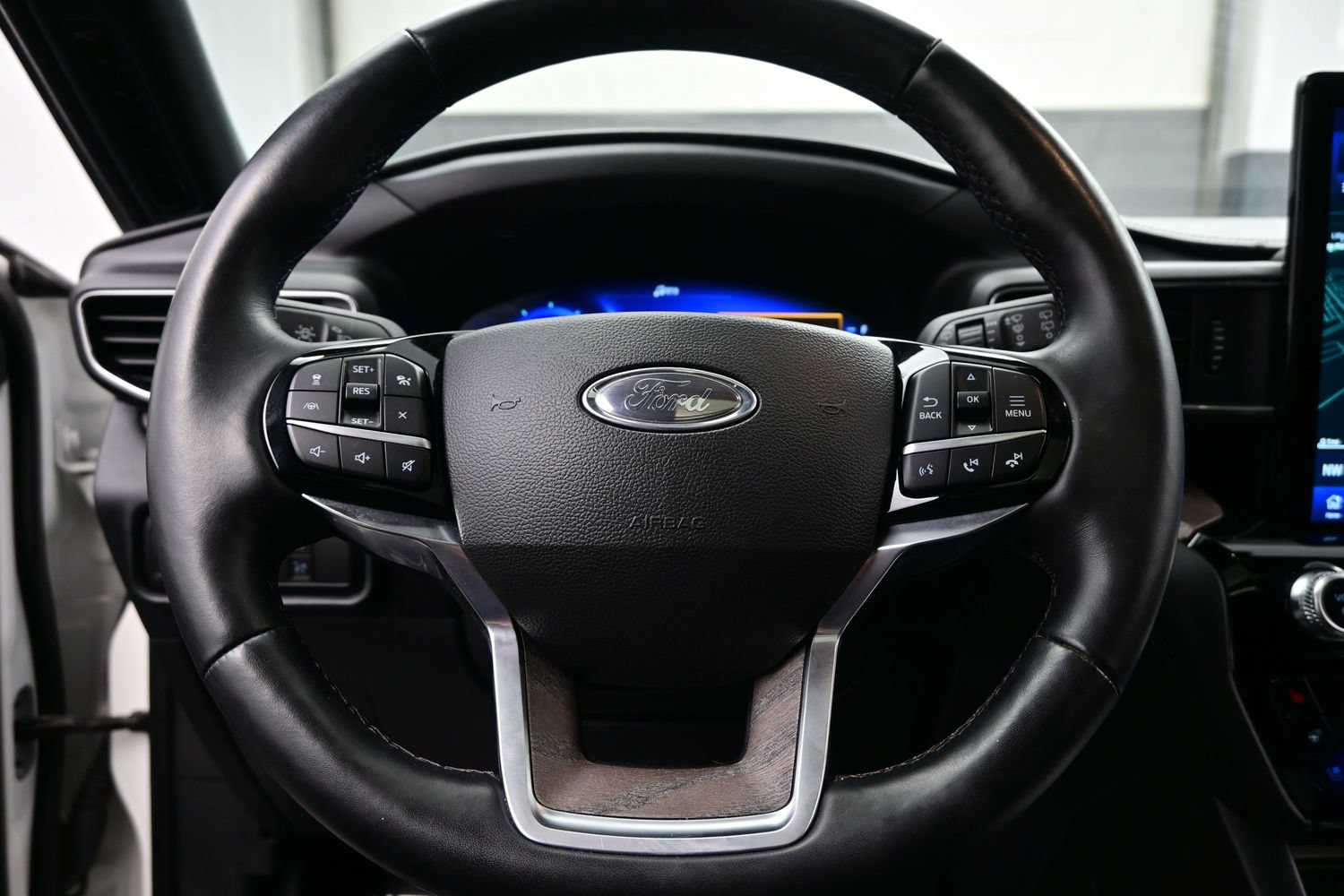 Used 2023 Ford Explorer Platinum AWD/4WD image 26