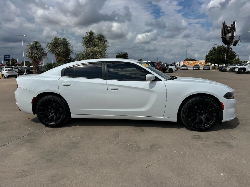 Used 2020 Dodge Charger SXT RWD image 2