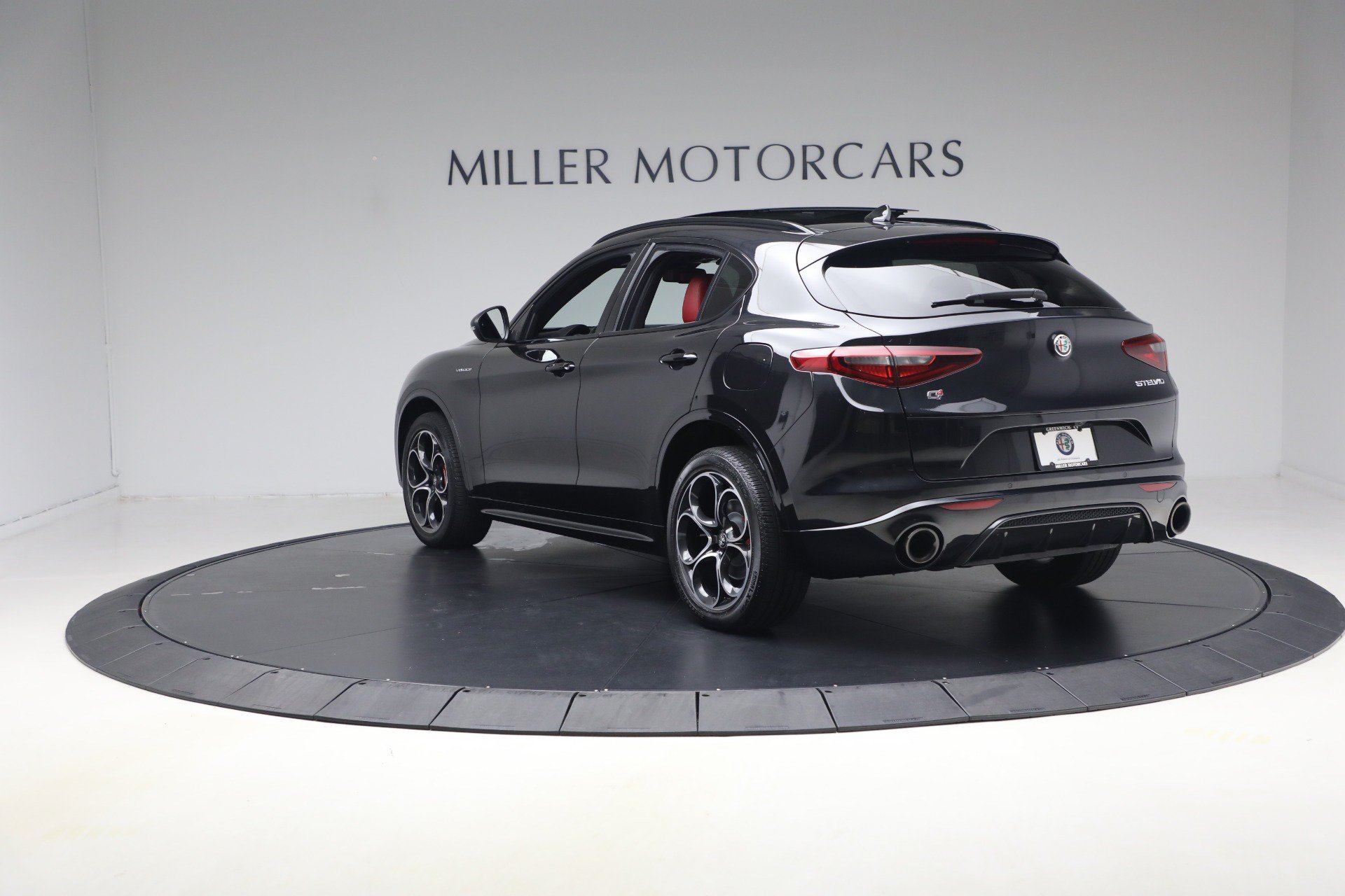 Used 2023 Alfa Romeo Stelvio Veloce AWD/4WD image 5