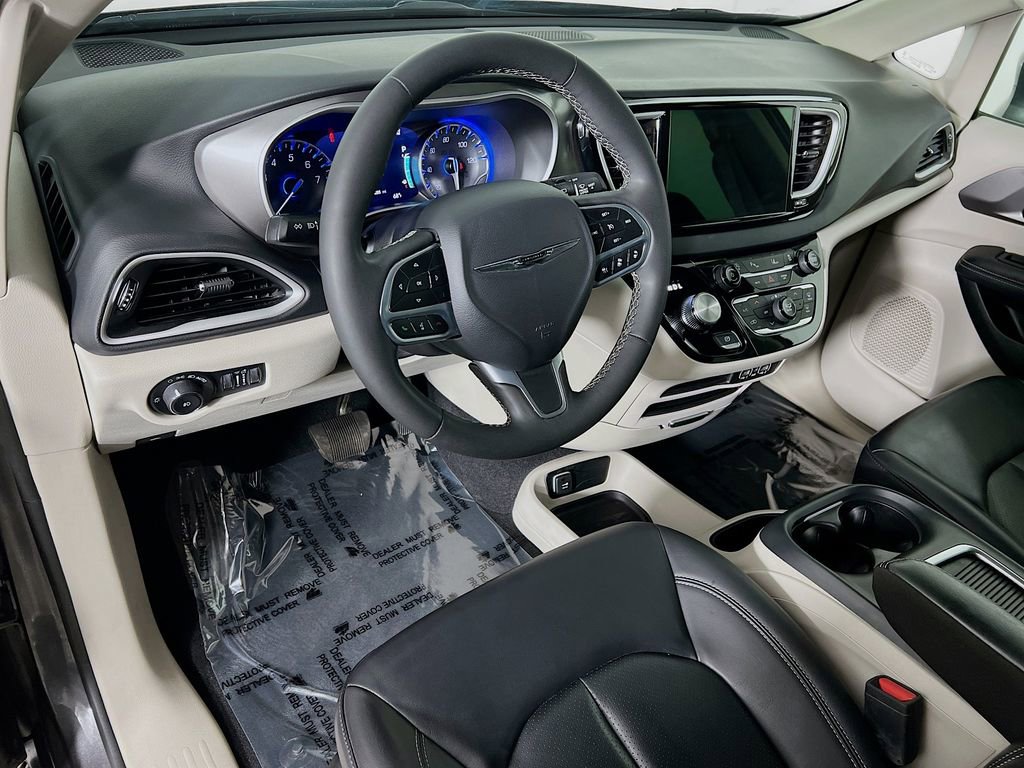Used 2023 Chrysler Pacifica Touring-L FWD image 9