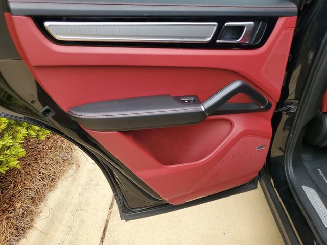 Used 2022 Porsche Cayenne Platinum Edition image 36