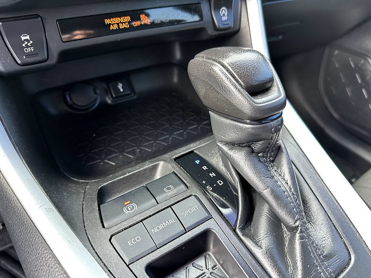 Used 2021 Toyota RAV4 XLE w/ Convenience Package FWD image 23