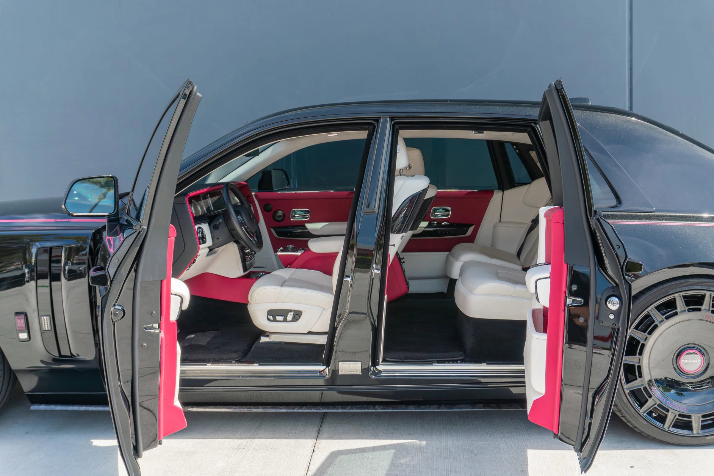 Used 2023 Rolls-Royce Phantom Sedan RWD image 10