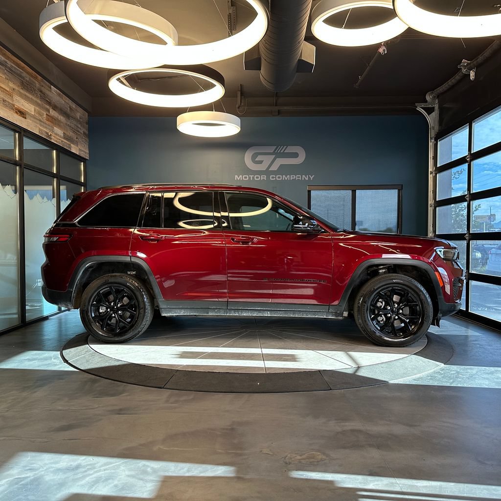 Used 2024 Jeep Grand Cherokee Altitude AWD/4WD image 2