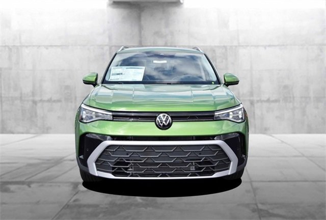 New 2025 Volkswagen Taos SE image 4
