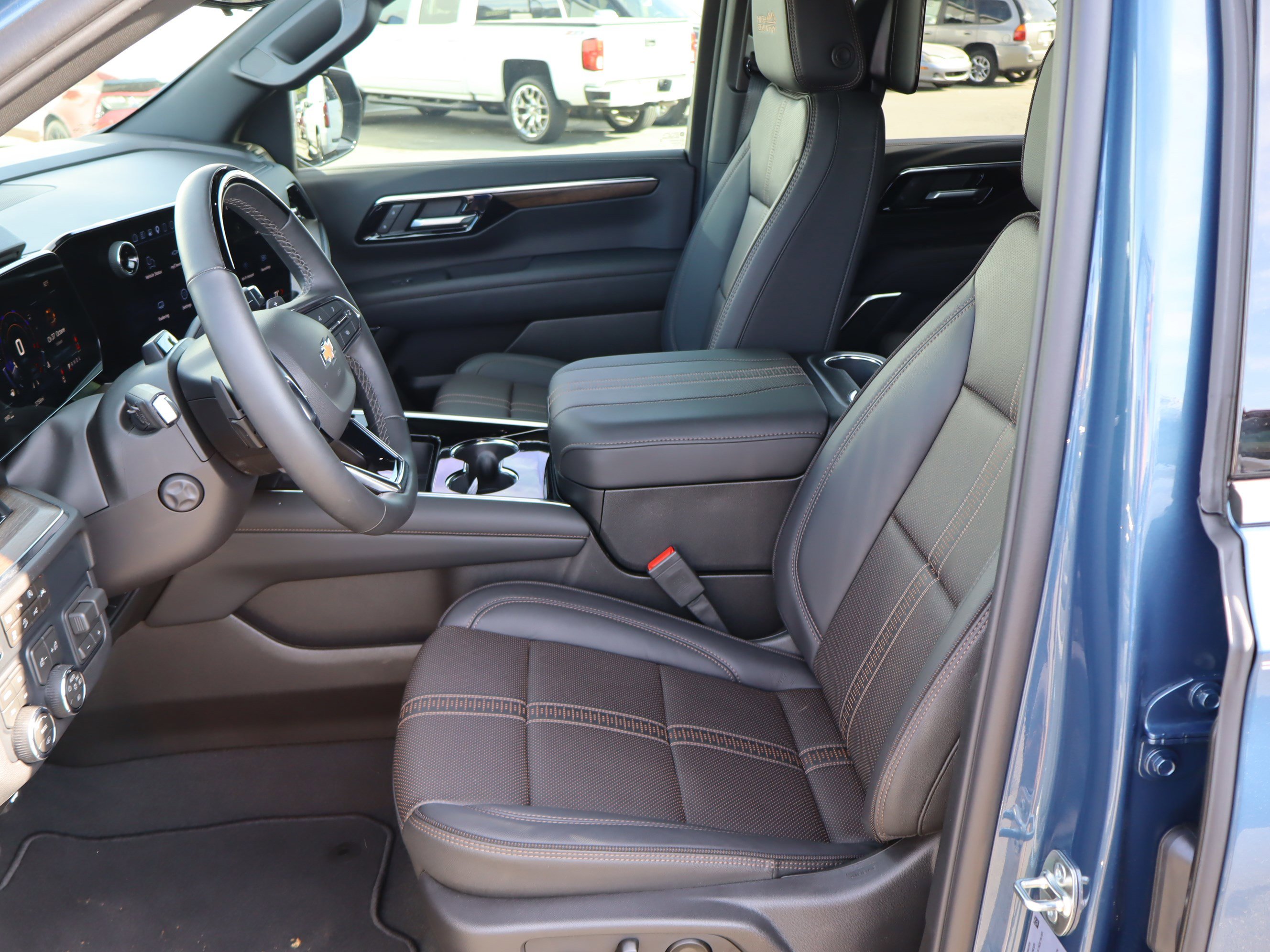 Used 2026 Chevrolet Suburban High Country AWD/4WD image 19