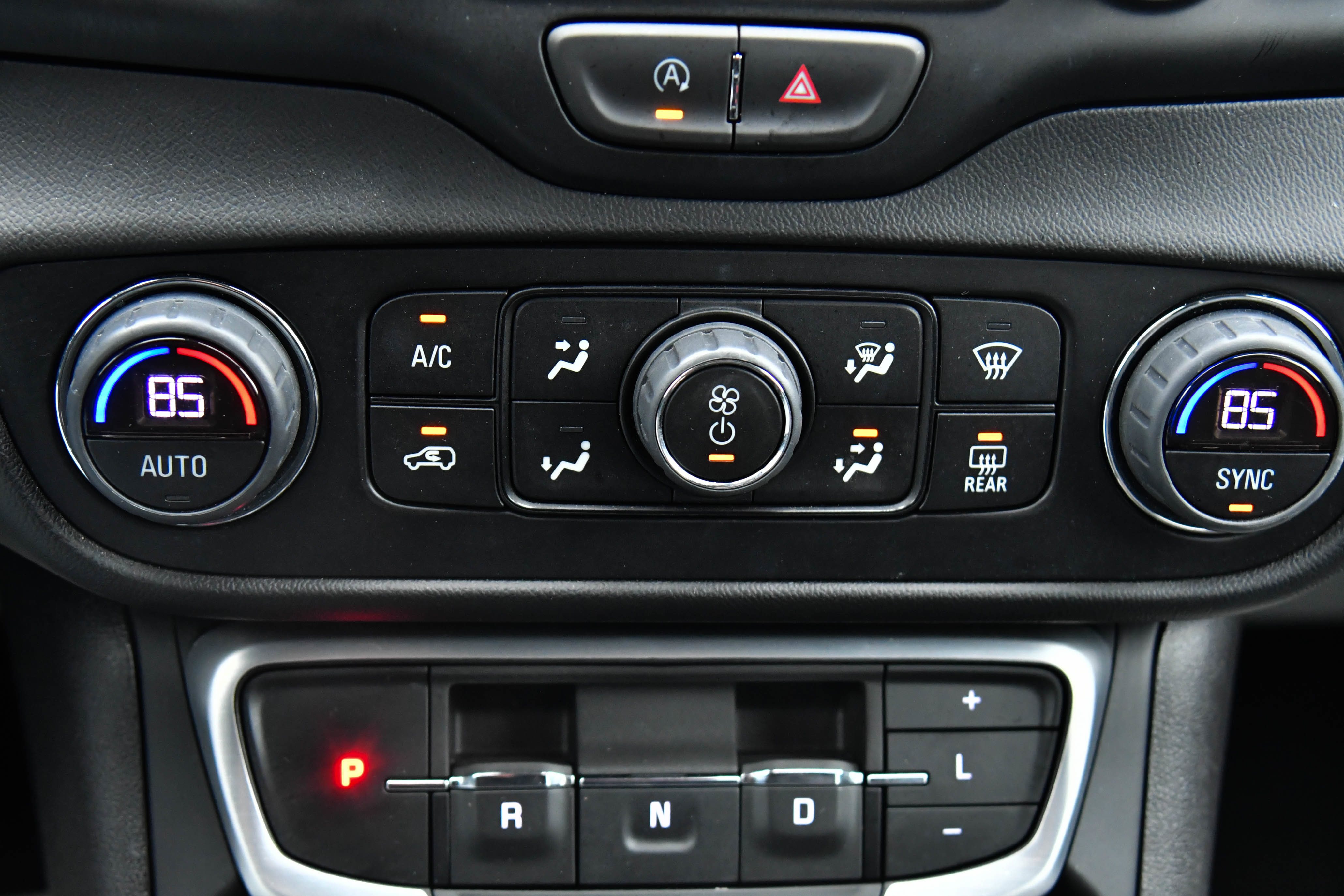 Used 2024 GMC Terrain SLT image 24