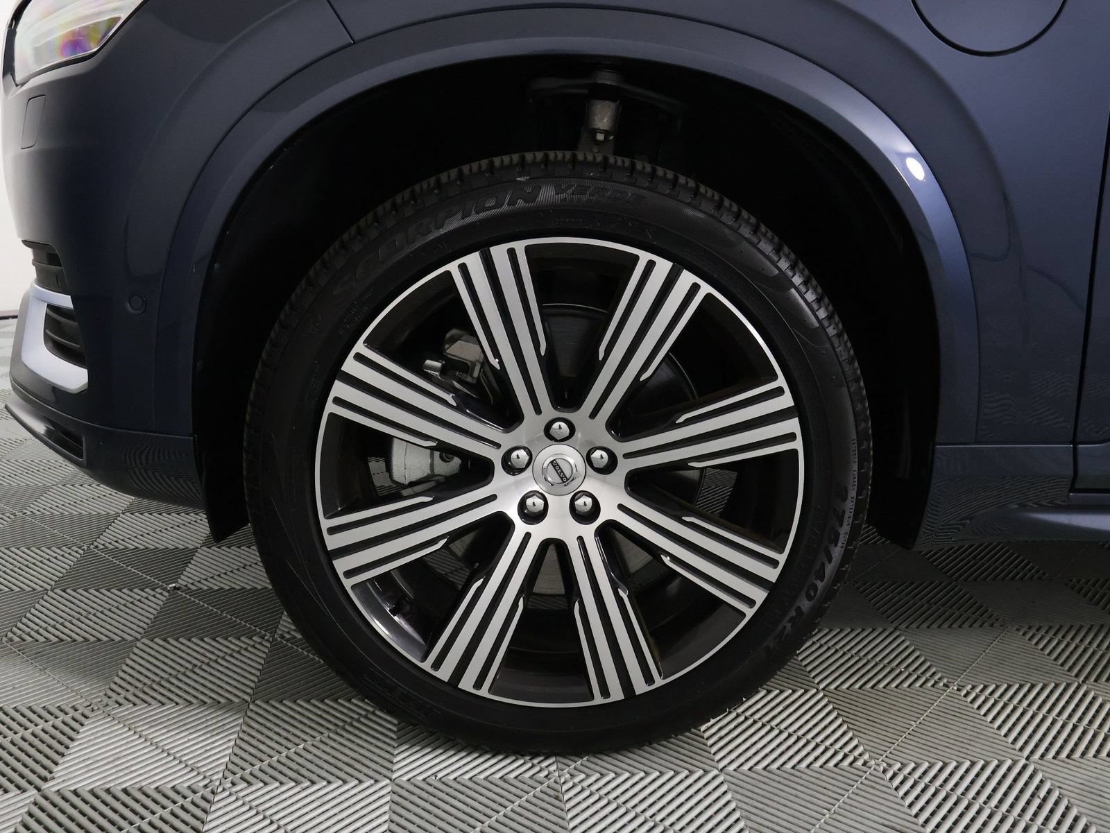 Certified 2025 Volvo XC90 T8 Plus w/ Protection Package Premier AWD/4WD image 28