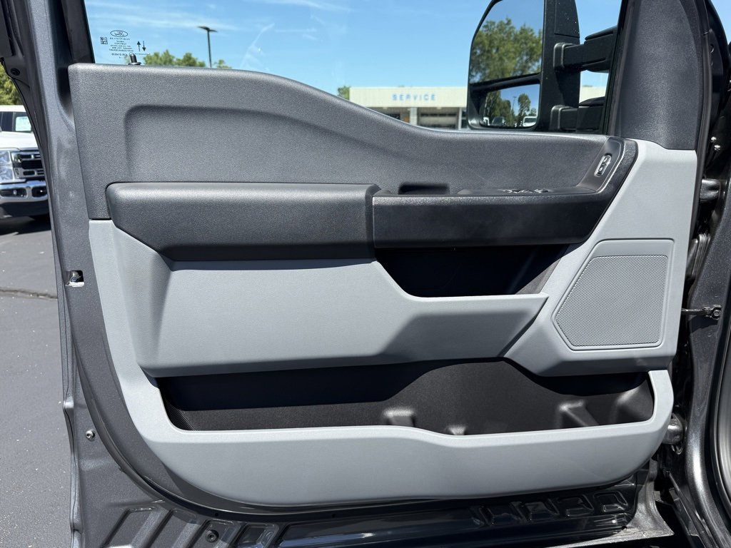 New 2025 Ford F350 4x4 Regular Cab DRW Super Duty image 2