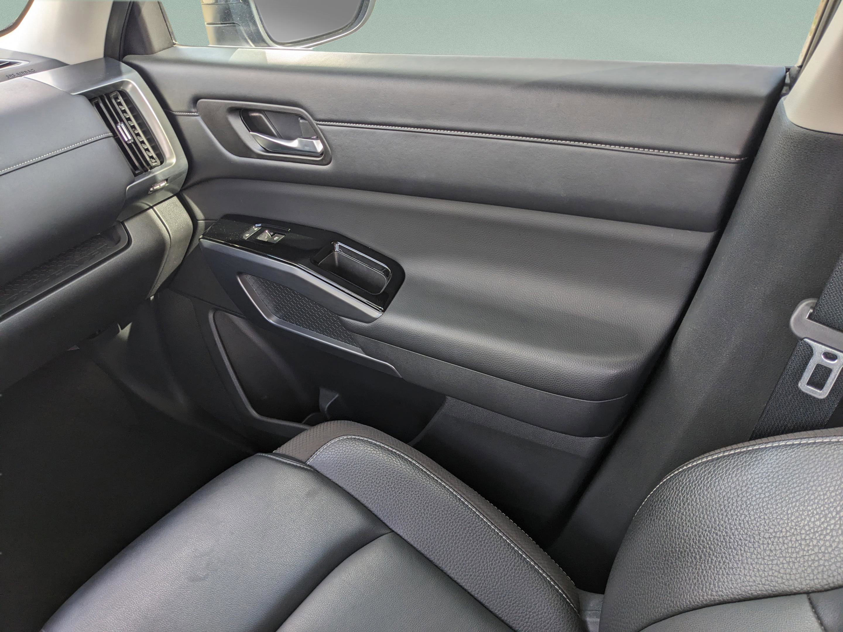 Used 2024 Nissan Pathfinder SL w/ Black Appearance Package image 21