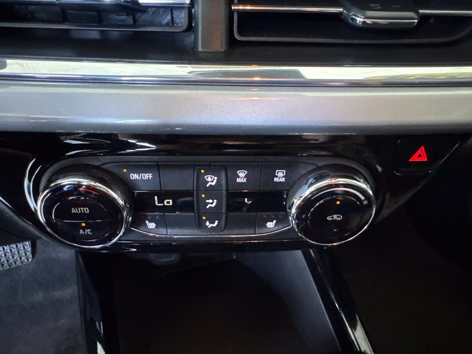 Used 2025 Chevrolet Trax LT w/ Driver Confidence Package FWD image 29