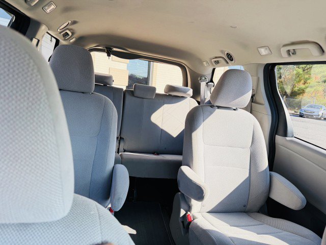 Used 2020 Toyota Sienna L FWD image 18
