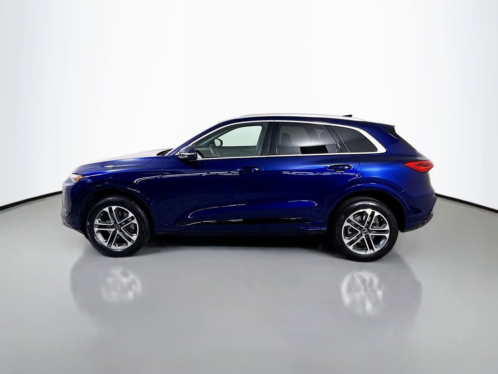 Certified 2025 Audi Q5 Premium w/ Convenience Package AWD/4WD image 2