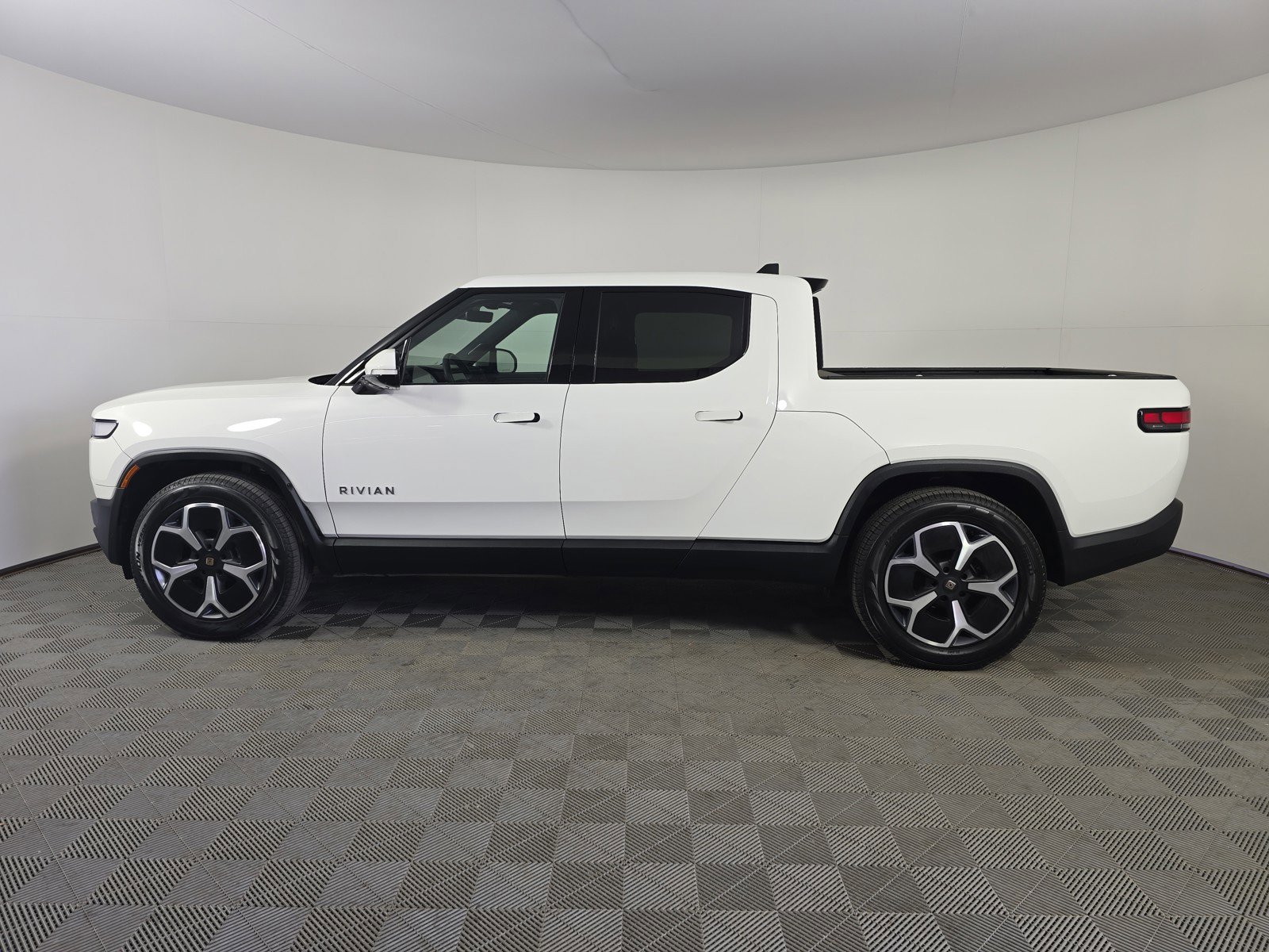Used 2024 Rivian R1T Adventure AWD/4WD image 2