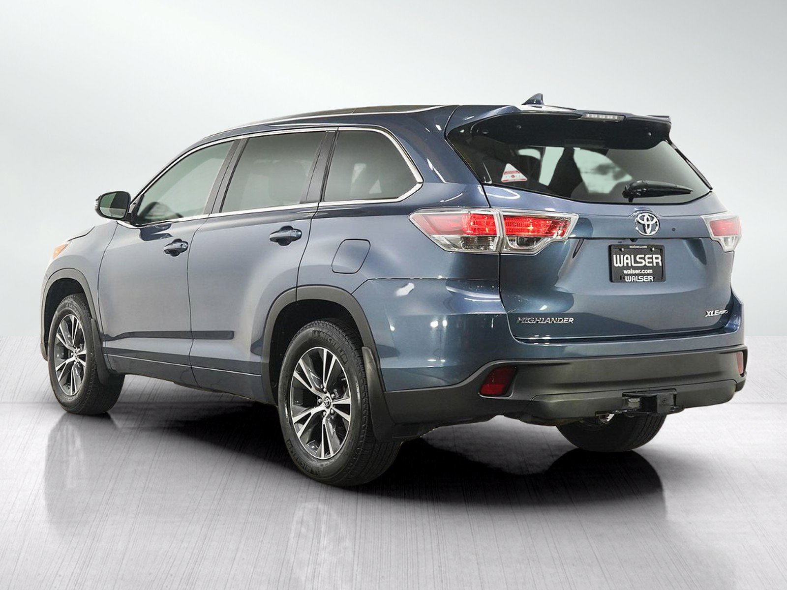 Used 2016 Toyota Highlander XLE AWD/4WD image 3