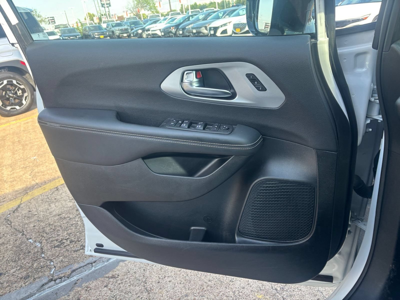 Used 2025 Chrysler Pacifica Limited FWD image 18