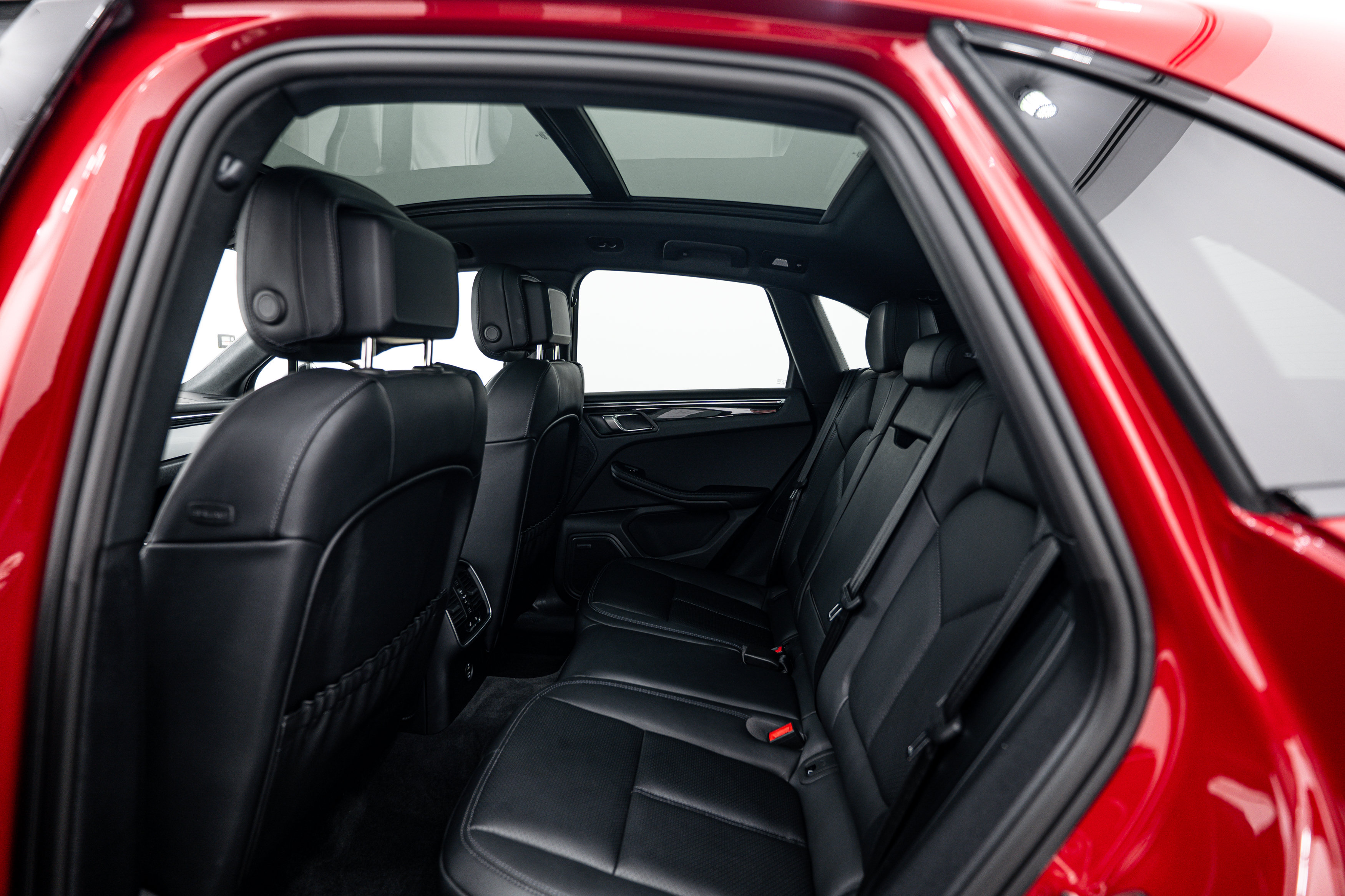 Certified 2026 Porsche Macan Turbo AWD/4WD image 22