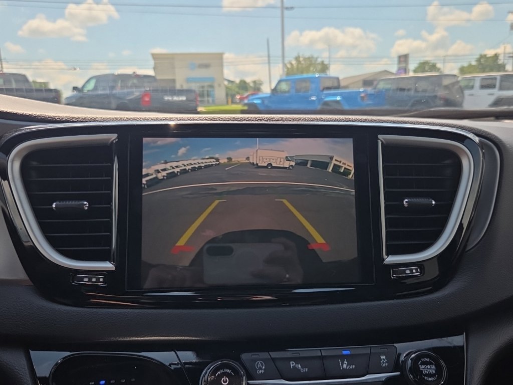 Used 2025 Chrysler Pacifica Select FWD image 35
