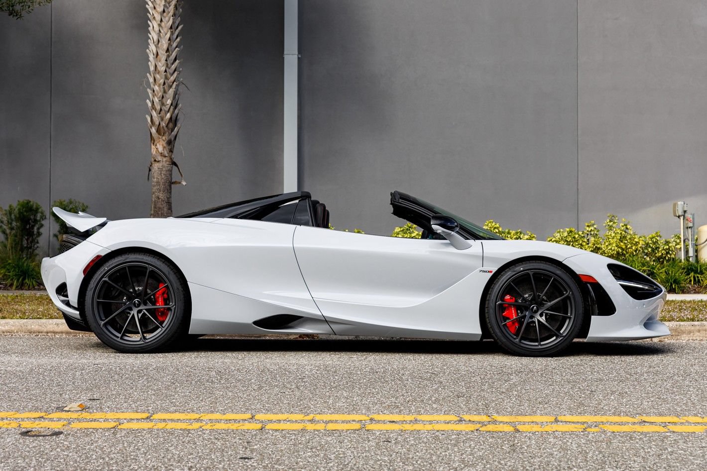 Used 2026 McLaren 750S Spider RWD image 4