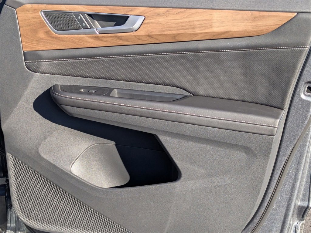 Used 2025 Volkswagen Atlas SE image 36