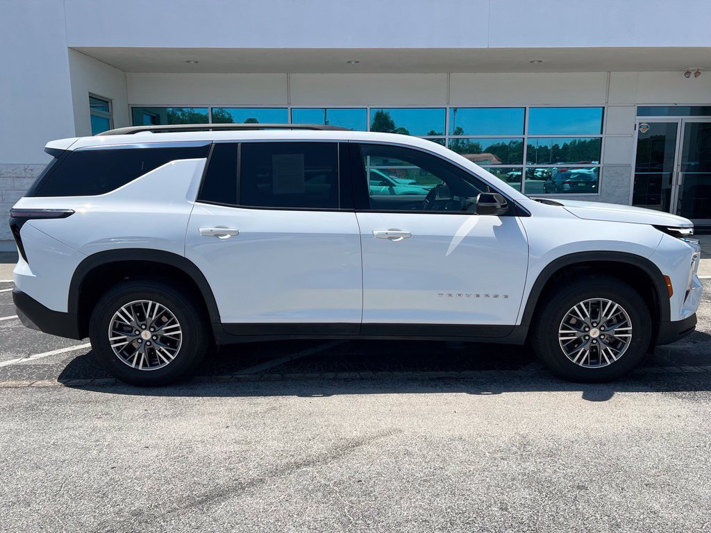 Used 2025 Chevrolet Traverse LT AWD/4WD image 3