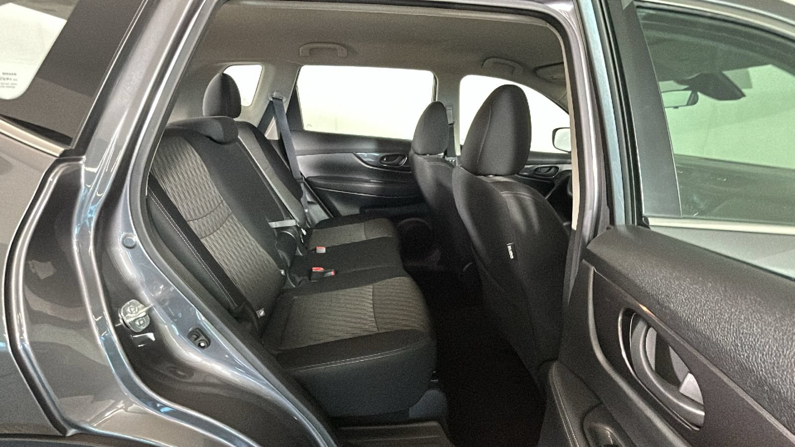 Used 2020 Nissan Rogue S FWD image 33