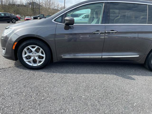 Used 2017 Chrysler Pacifica Touring-L w/ Tire & Wheel Group image 2