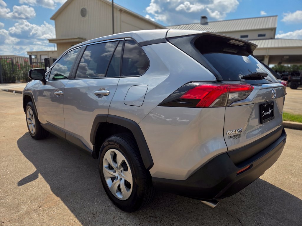 Used 2022 Toyota RAV4 LE FWD image 7