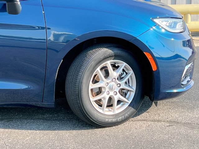 Used 2023 Chrysler Pacifica Touring-L w/ Uconnect Theater Family Group FWD image 35