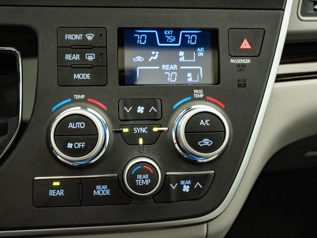 Used 2020 Toyota Sienna XLE FWD image 36
