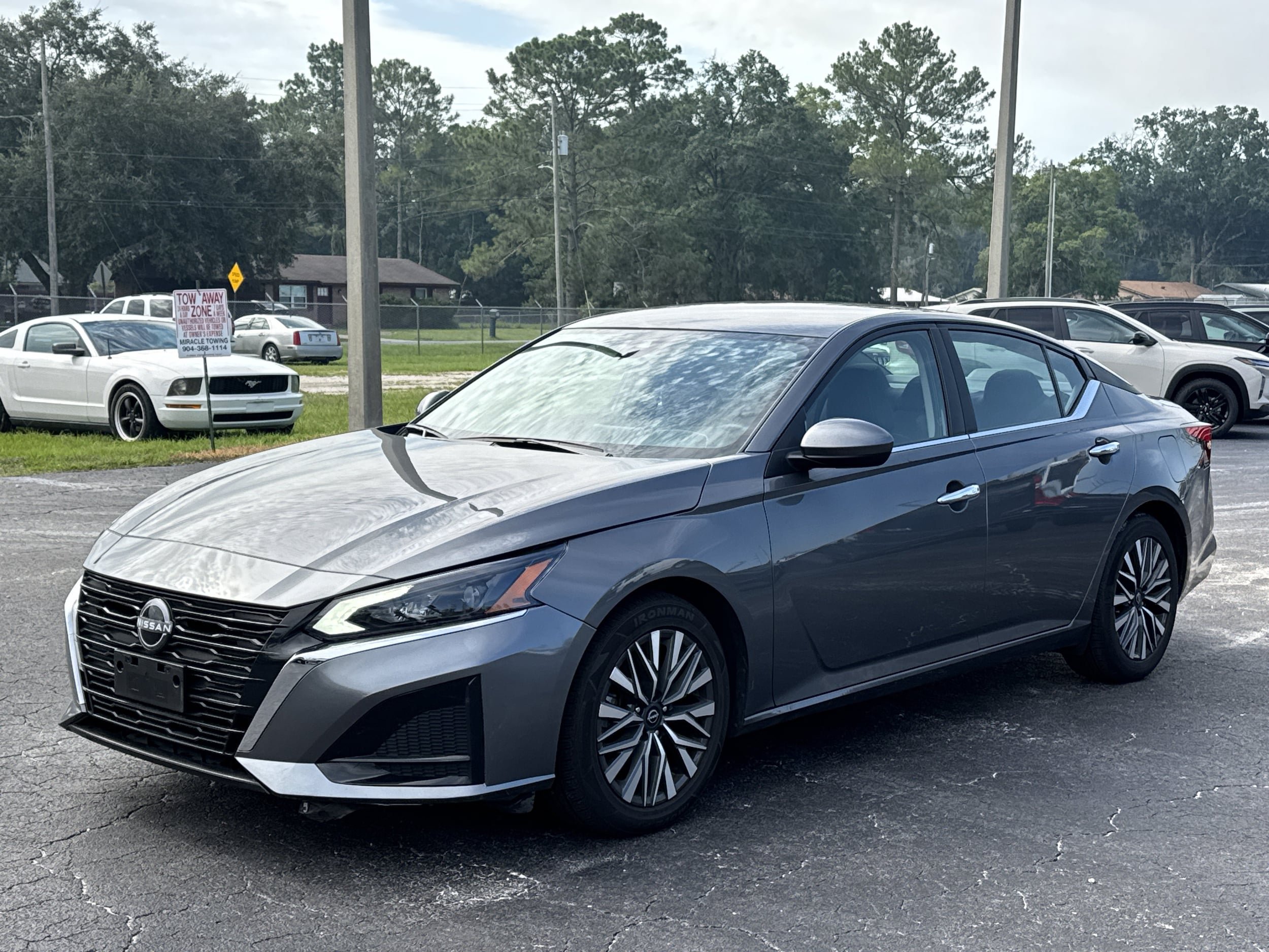 Used 2025 Nissan Altima 2.5 SV FWD image 3