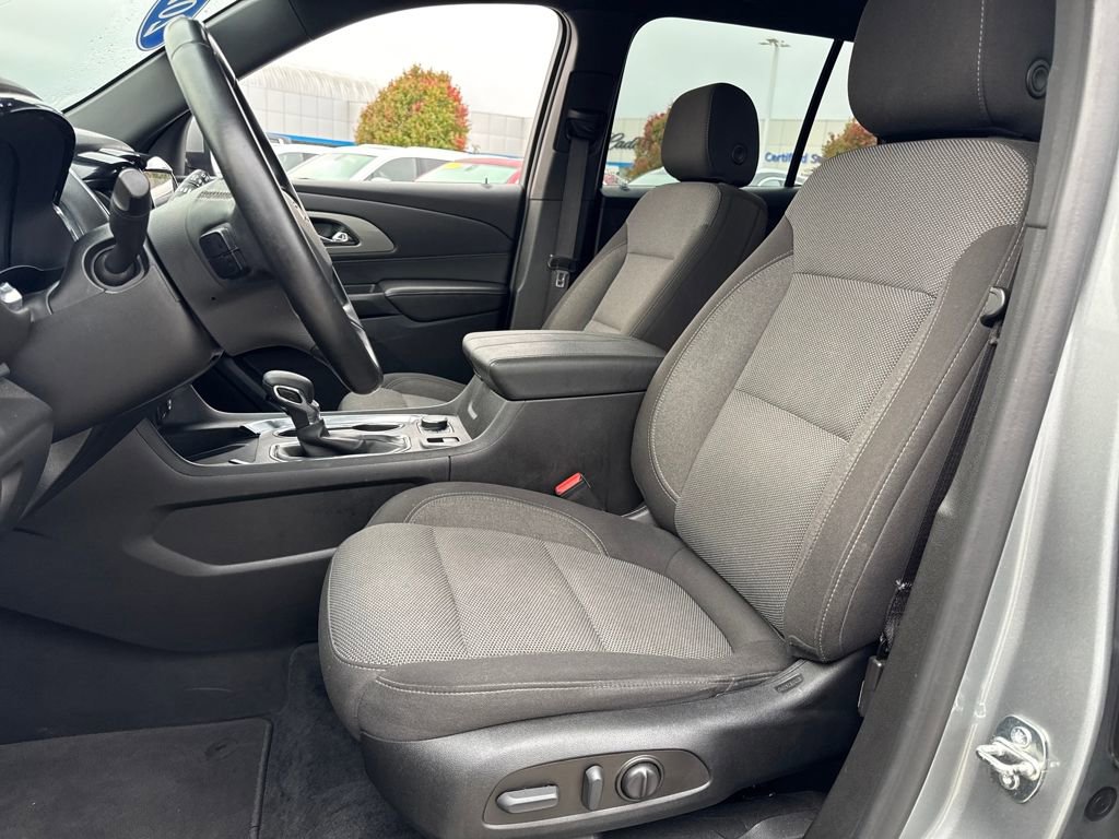 Used 2023 Chevrolet Traverse LT image 17