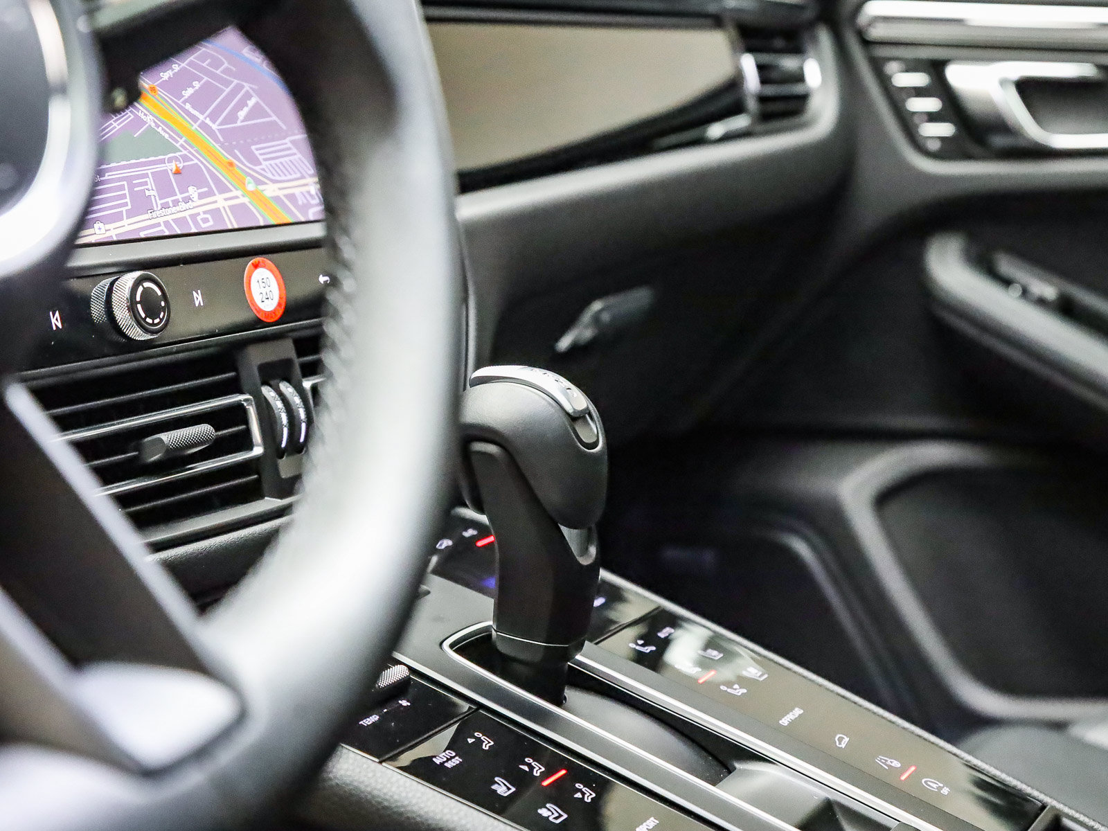 Certified 2026 Porsche Macan AWD/4WD image 25