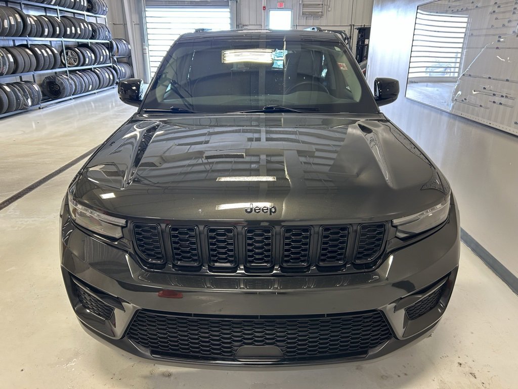 Used 2023 Jeep Grand Cherokee Limited w/ Black Appearance Package image 24