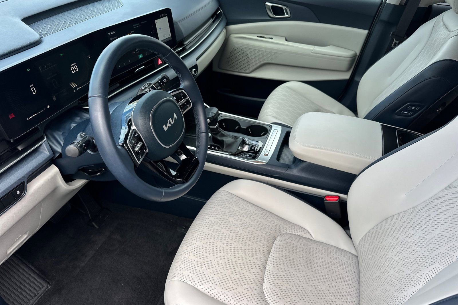 Used 2025 Kia Carnival EX FWD image 10