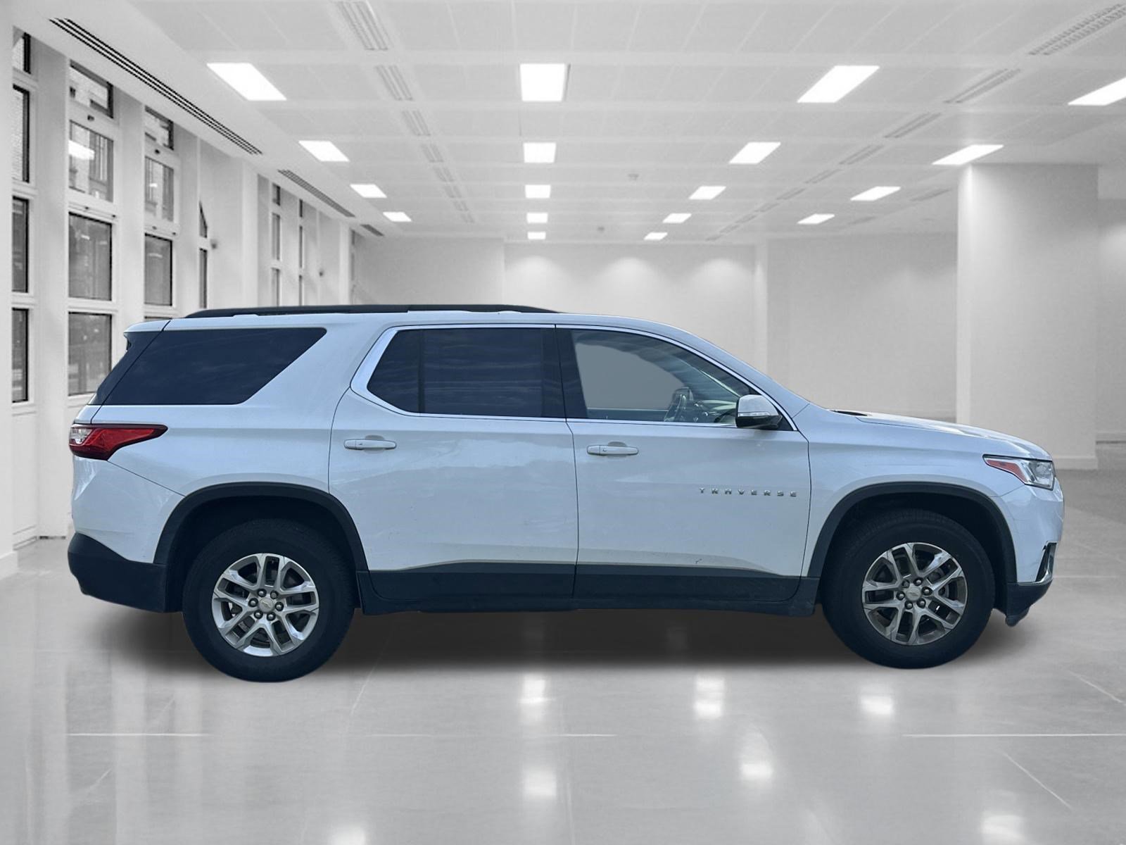 Used 2019 Chevrolet Traverse LT image 2