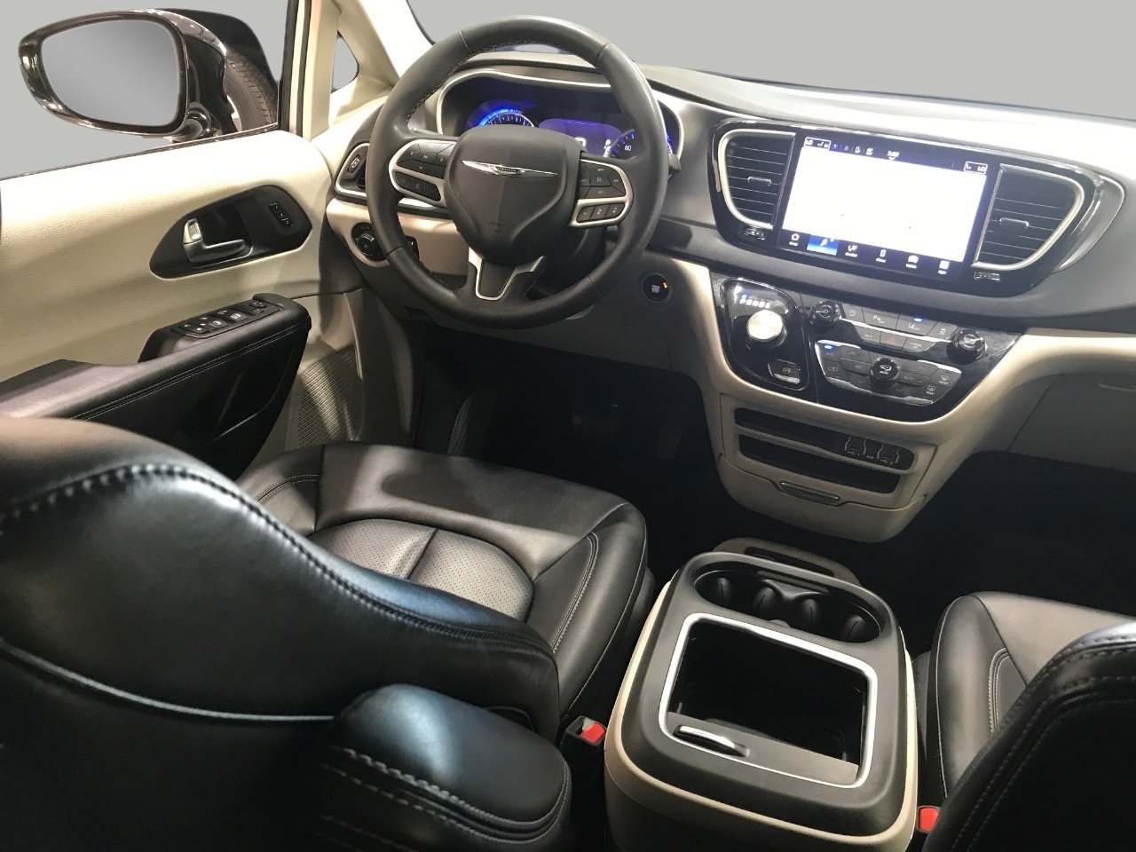 Used 2024 Chrysler Pacifica Touring-L image 6