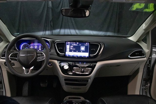 Used 2024 Chrysler Pacifica Touring-L image 23