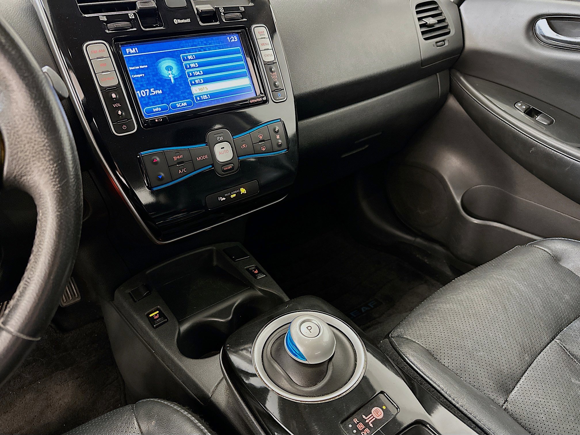 Used 2015 Nissan Leaf SL FWD image 26