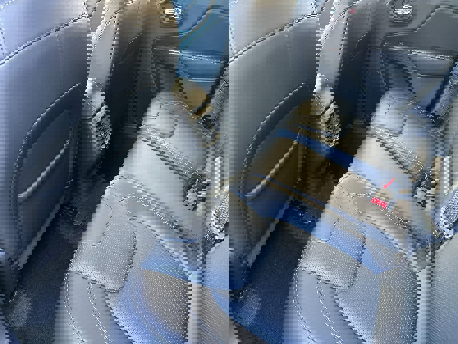 Used 2016 Jeep Cherokee Limited w/ Luxury Group image 4