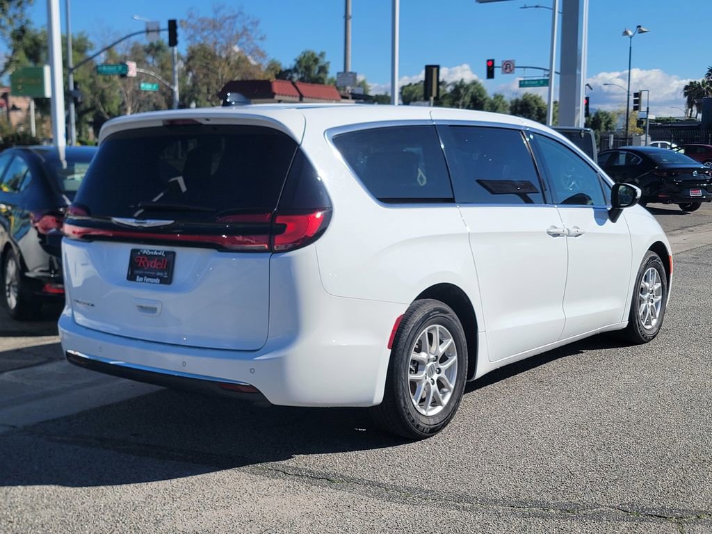 Certified 2023 Chrysler Pacifica Touring-L image 5
