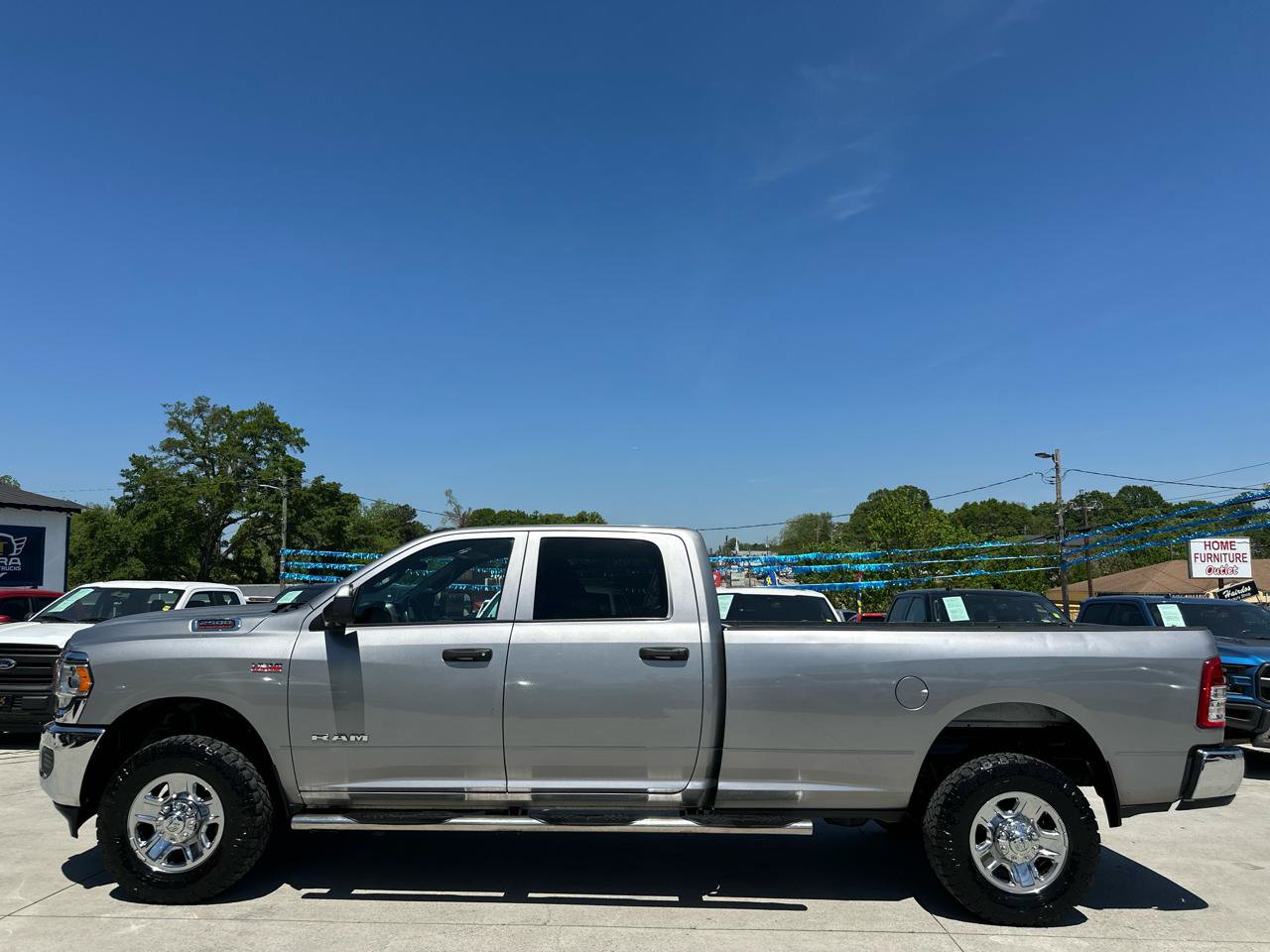 Used 2022 RAM 2500 Tradesman w/ Chrome Appearance Group AWD/4WD image 4