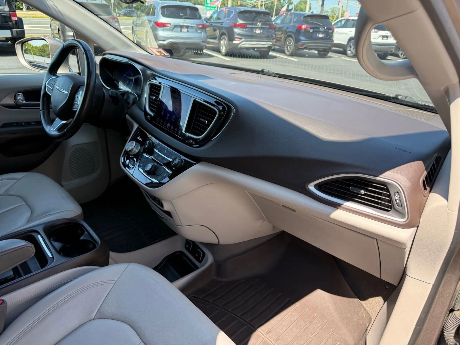 Used 2017 Chrysler Pacifica Touring-L image 43