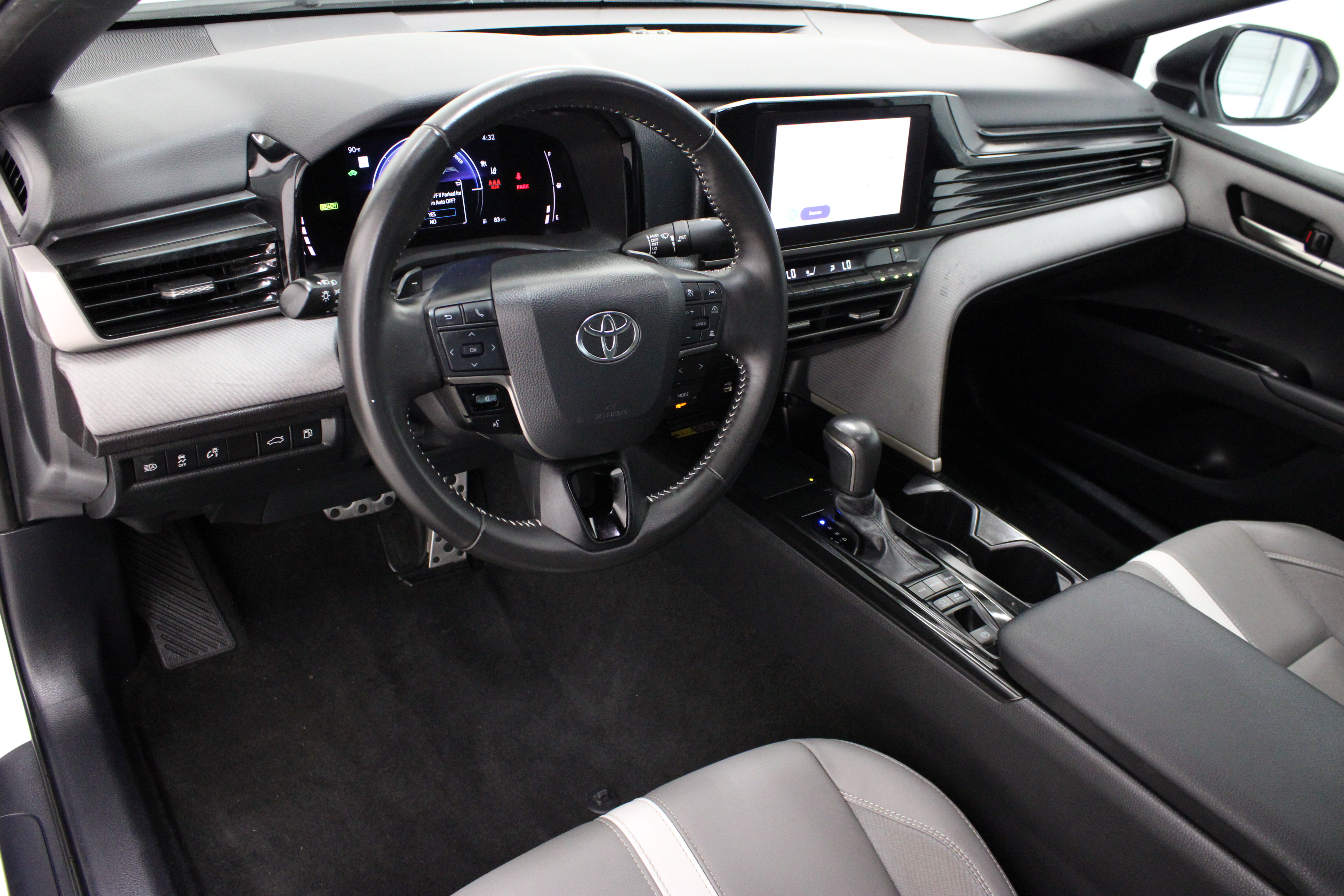 Used 2025 Toyota Camry SE w/ Convenience Package FWD image 13