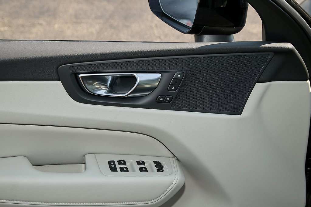 New 2025 Volvo XC60 T8 Plus w/ Protection Package Premier image 10