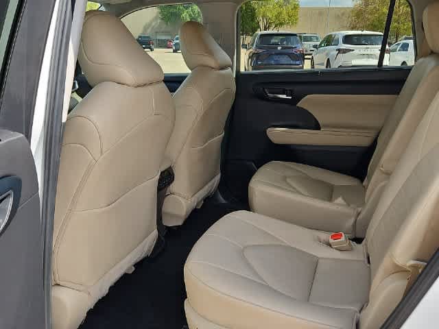 Used 2024 Toyota Highlander XLE FWD image 17