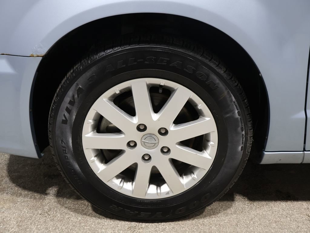 Used 2013 Chrysler Town & Country Touring image 8